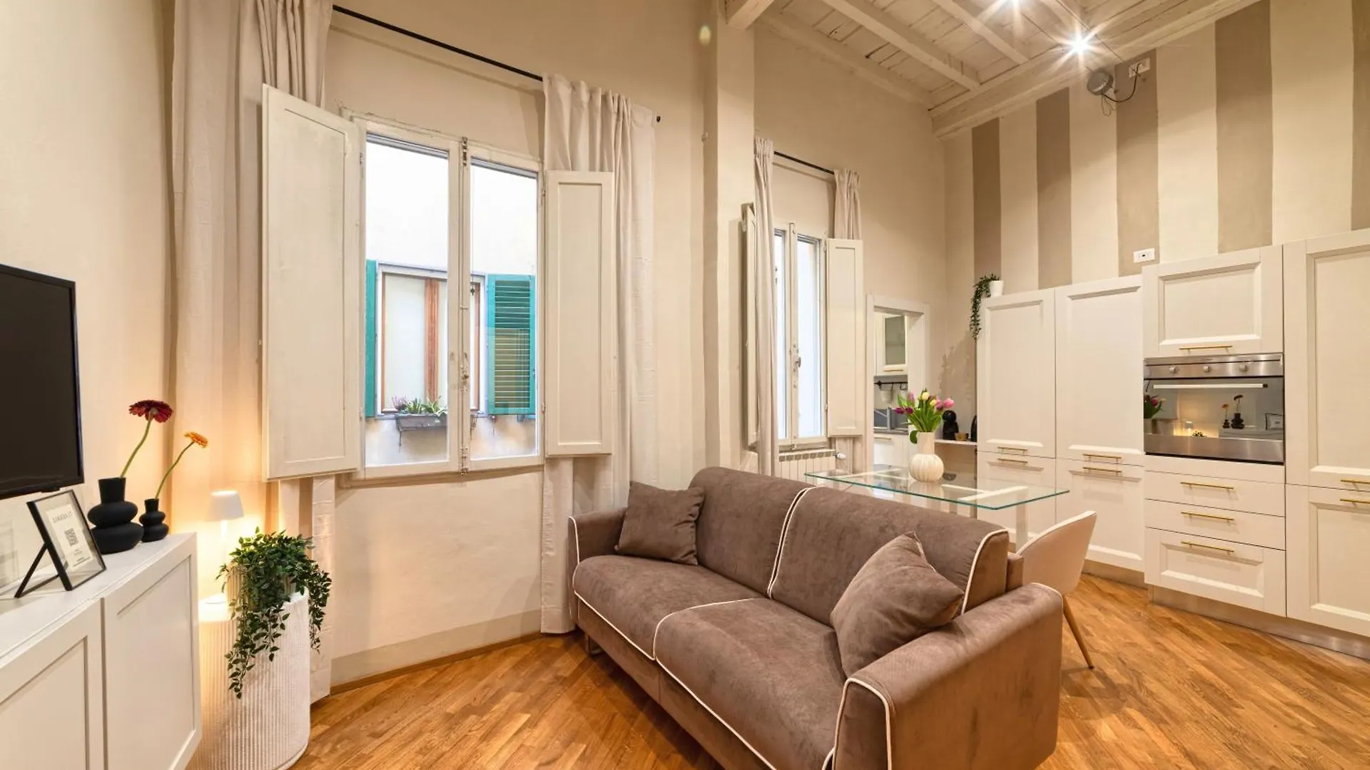Loggia 17 Central Apt location